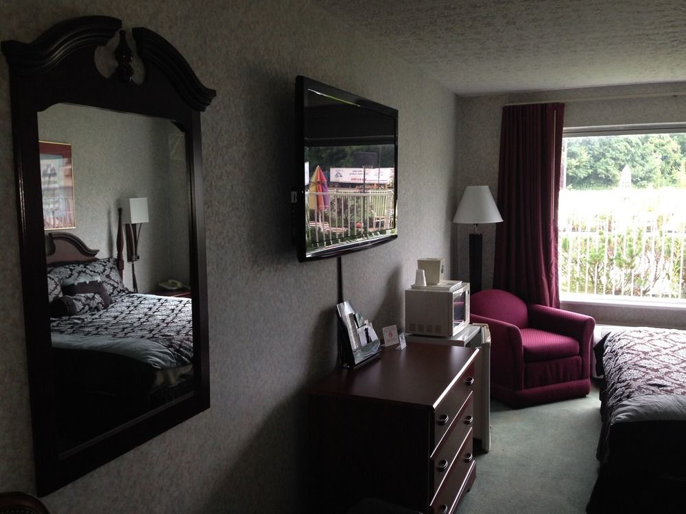 Super 6 Inn & Suites Williamstown Zewnętrze zdjęcie
