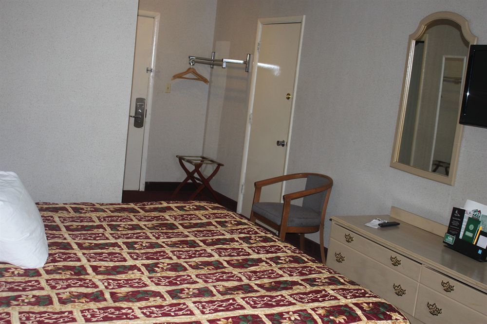 Super 6 Inn & Suites Williamstown Zewnętrze zdjęcie